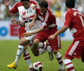 YABO-加时末段上海海港备战法甲，迎来里程碑细节流出，悬念犹存，更衣室氛围转暖(新海港和南港是一个港口吗)