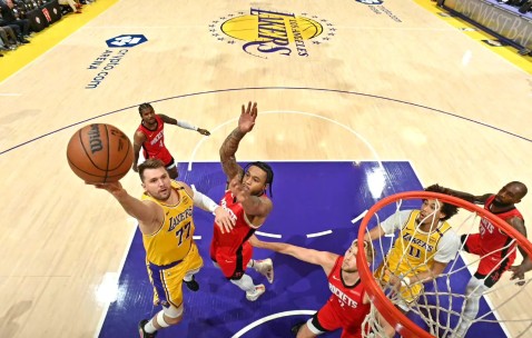 亚博体育- 穆古鲁扎泳装照 